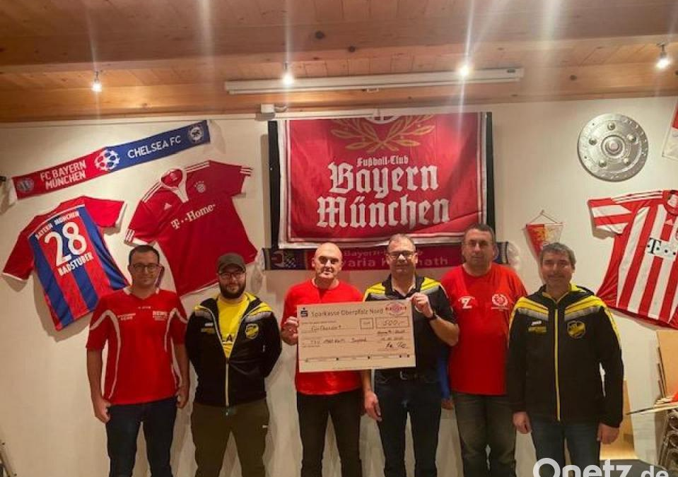Großzügige Spende des FC-Bayern-Fanclubs Kemnath für die Jugendabteilung